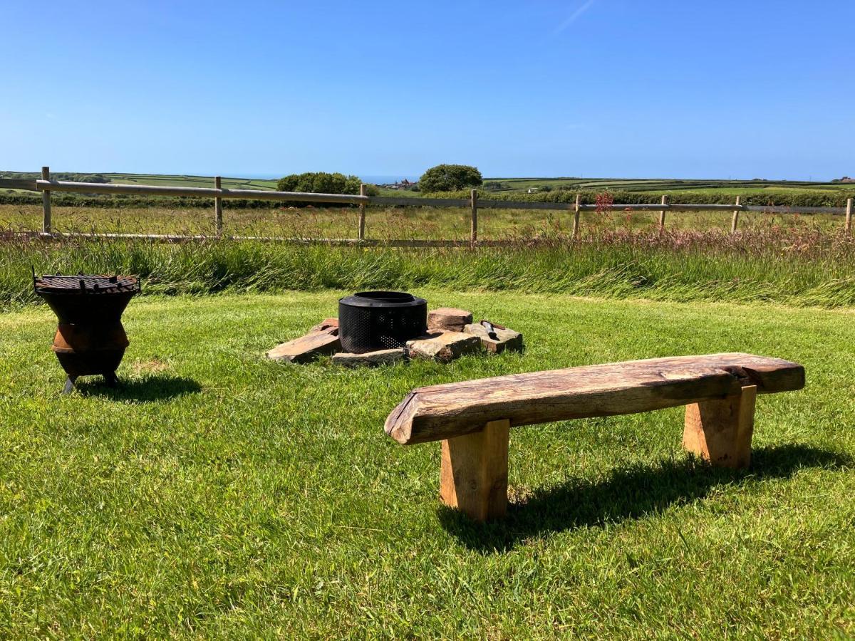 Shepherds Hut In A Private Meadow With Sea Views Hartland Luaran gambar