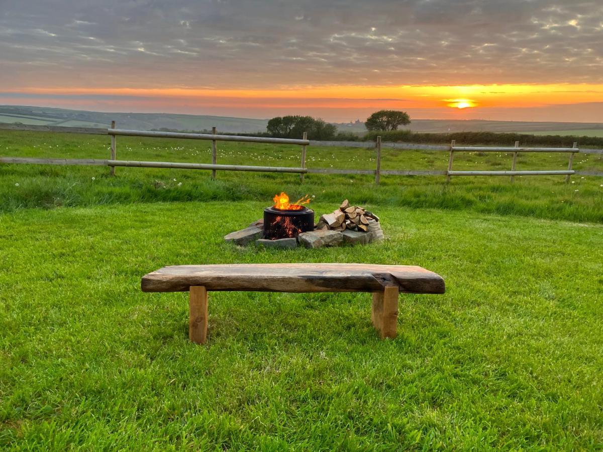 Shepherds Hut In A Private Meadow With Sea Views Hartland Luaran gambar