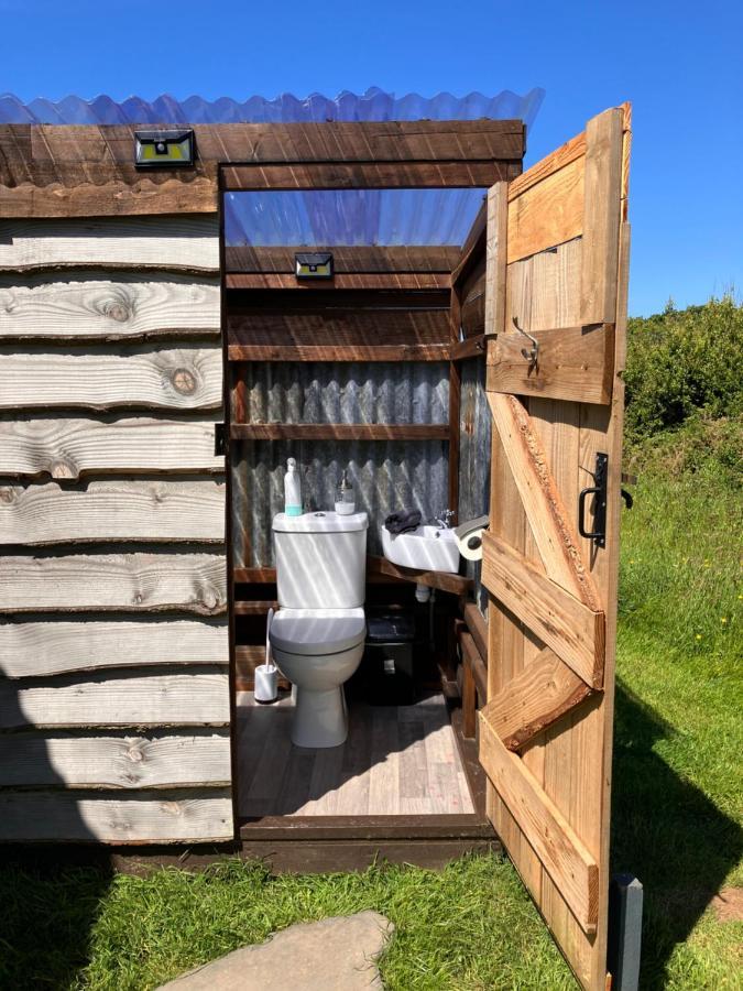 Shepherds Hut In A Private Meadow With Sea Views Hartland Luaran gambar