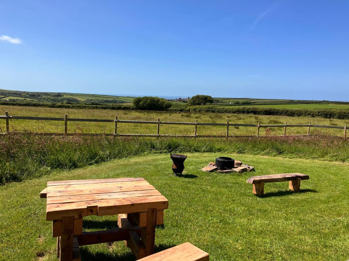 Shepherds Hut In A Private Meadow With Sea Views Hartland Luaran gambar
