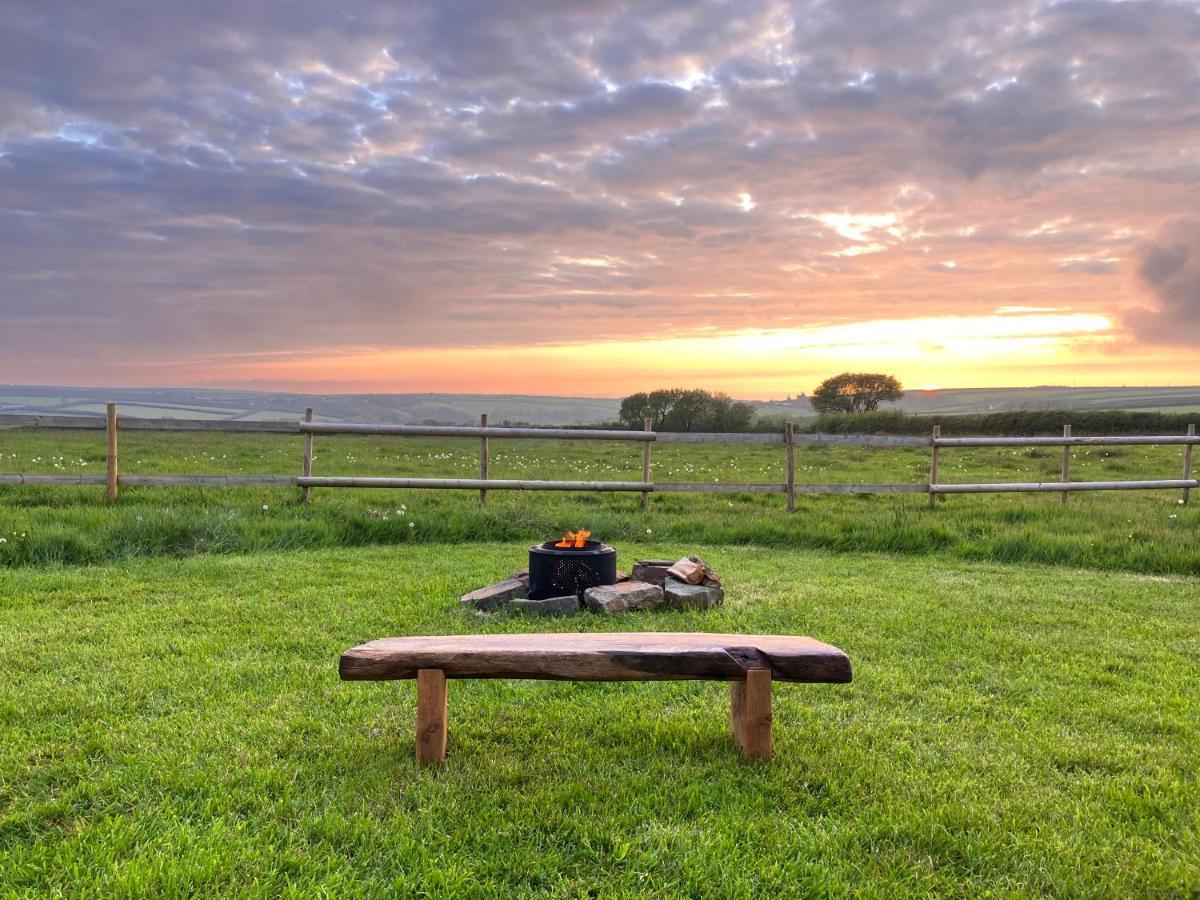 Shepherds Hut In A Private Meadow With Sea Views Hartland Luaran gambar