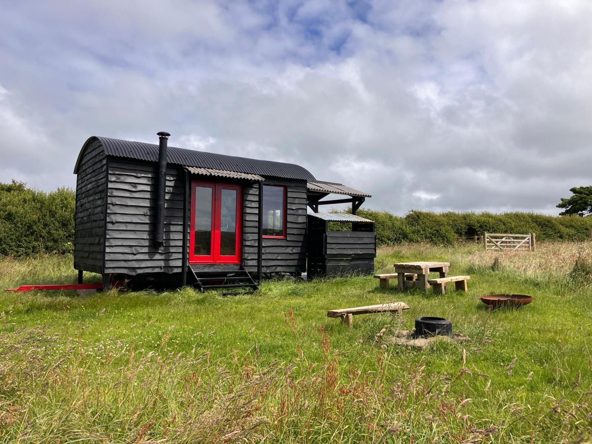 Shepherds Hut In A Private Meadow With Sea Views Hartland Luaran gambar