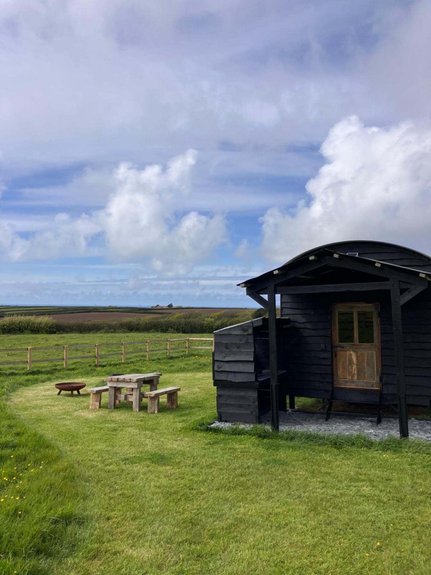 Shepherds Hut In A Private Meadow With Sea Views Hartland Luaran gambar