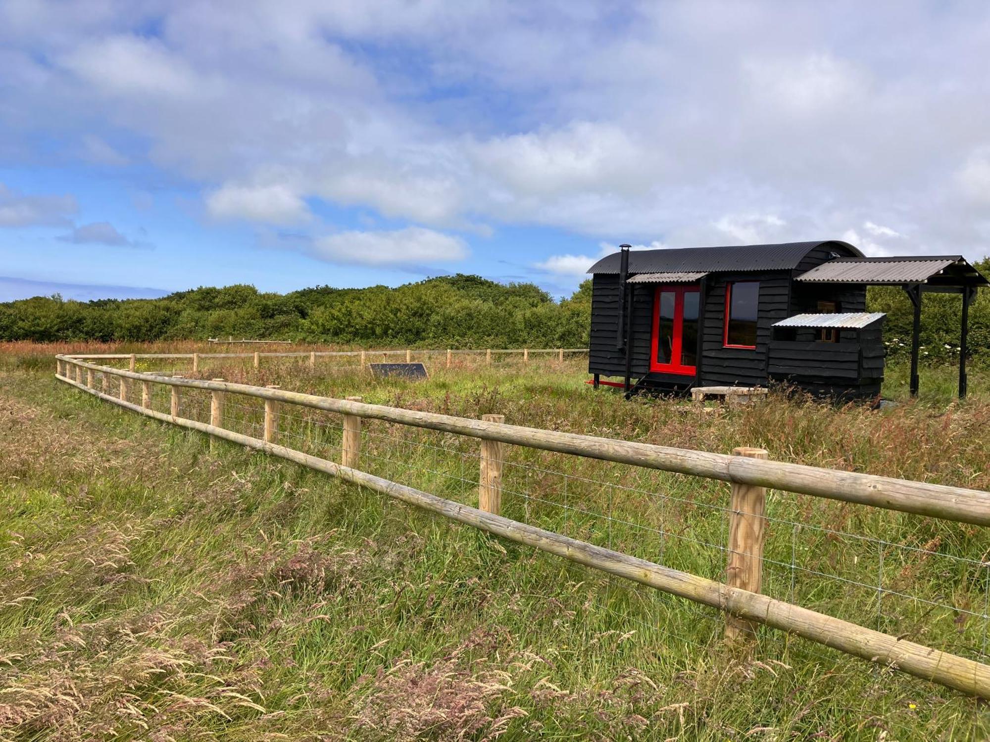 Shepherds Hut In A Private Meadow With Sea Views Hartland Luaran gambar
